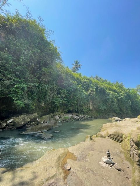 階段降りて行くと、この開けた川の景色。

日本の風景にも、何処となく似ています。