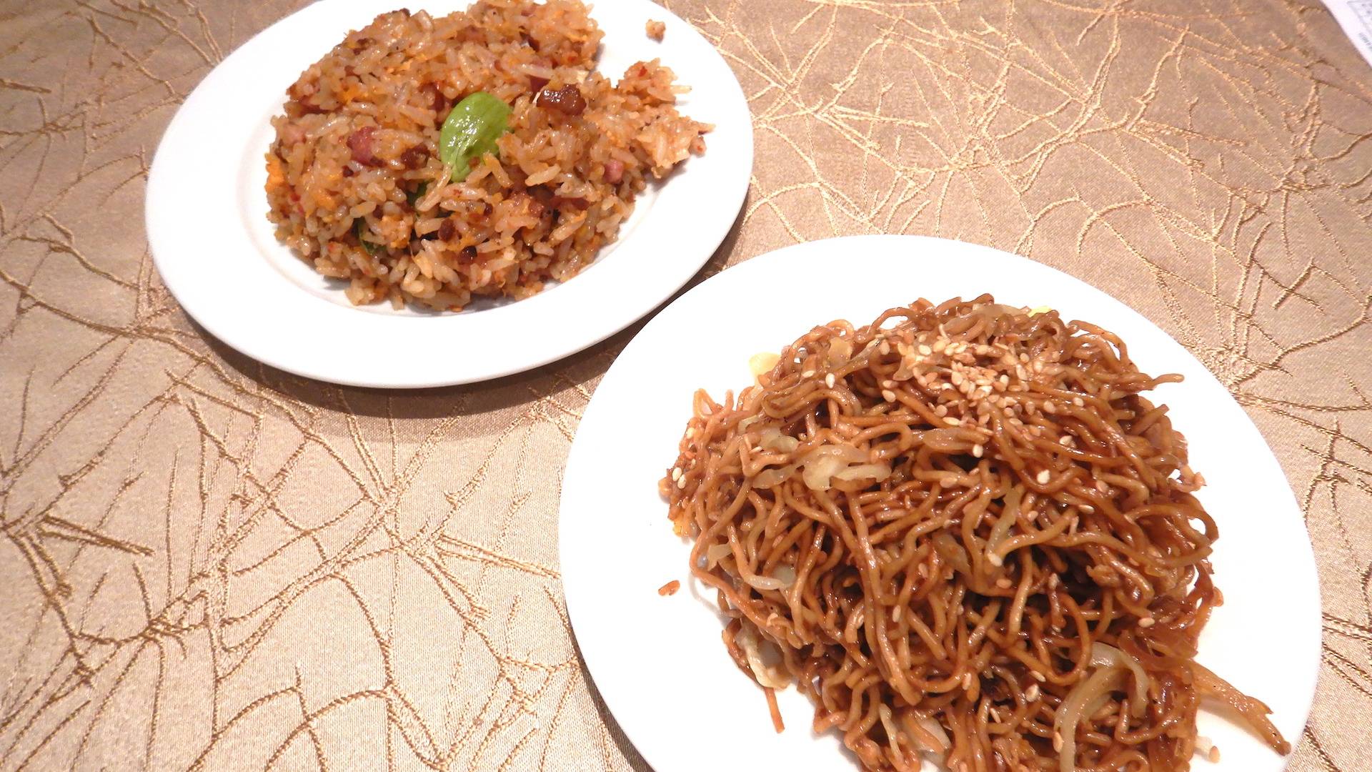 唐辛子が効いたチャーハンと卵麺のしょうゆ味焼きそば