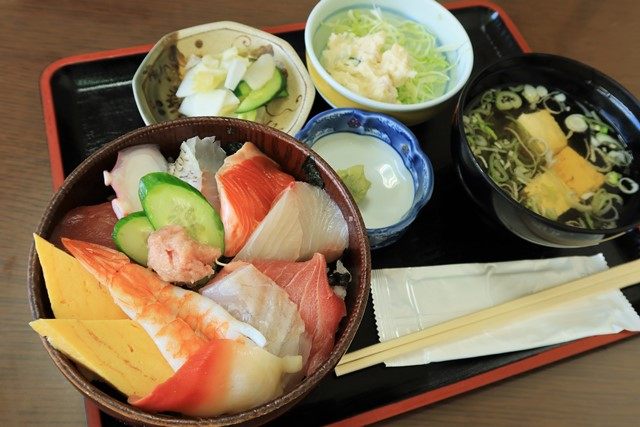 「海鮮丼定食」
このご時世、1,200円でこのクオリティなら大満足です。