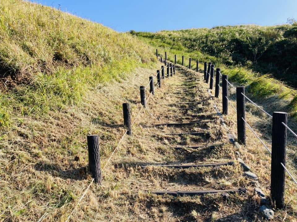 看板の横には丘を登る階段です