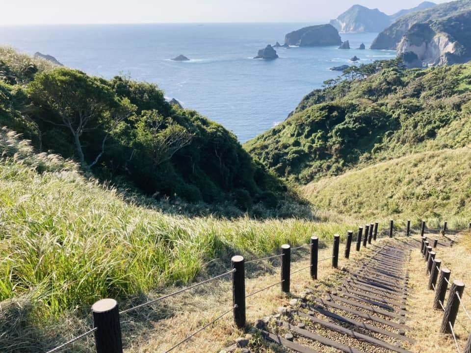 振り返れば太平洋。　結構急な傾斜です