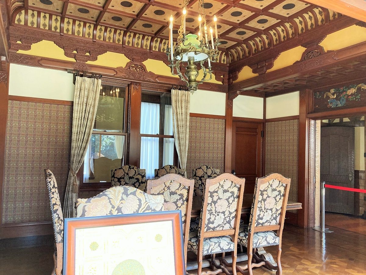 和館と洋館があり、それぞれに異なる建築様式や装飾が見られます。