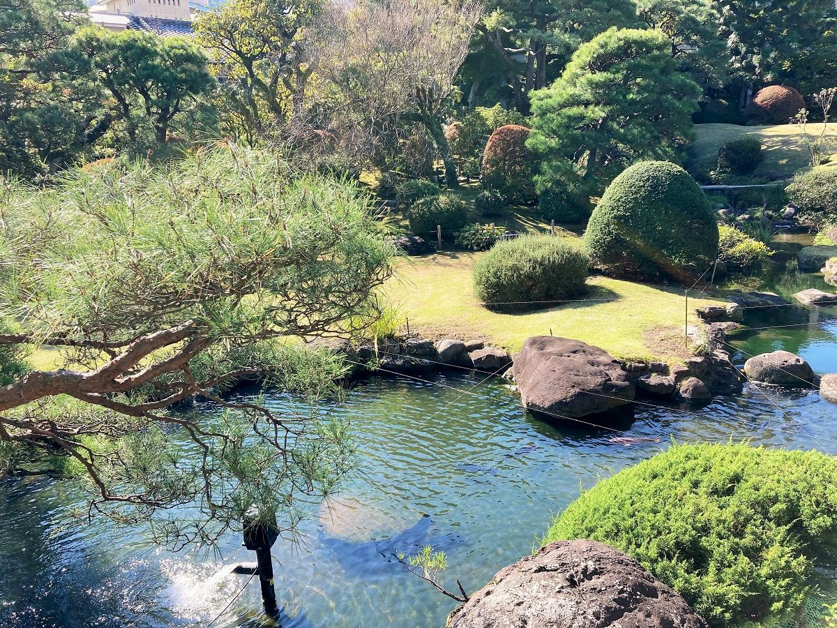 起雲閣の庭園は、池泉回遊式庭園（ちせんかいゆうしきていえん）とよばれており、
眺望や散策を楽しむことができる庭園となっています。
