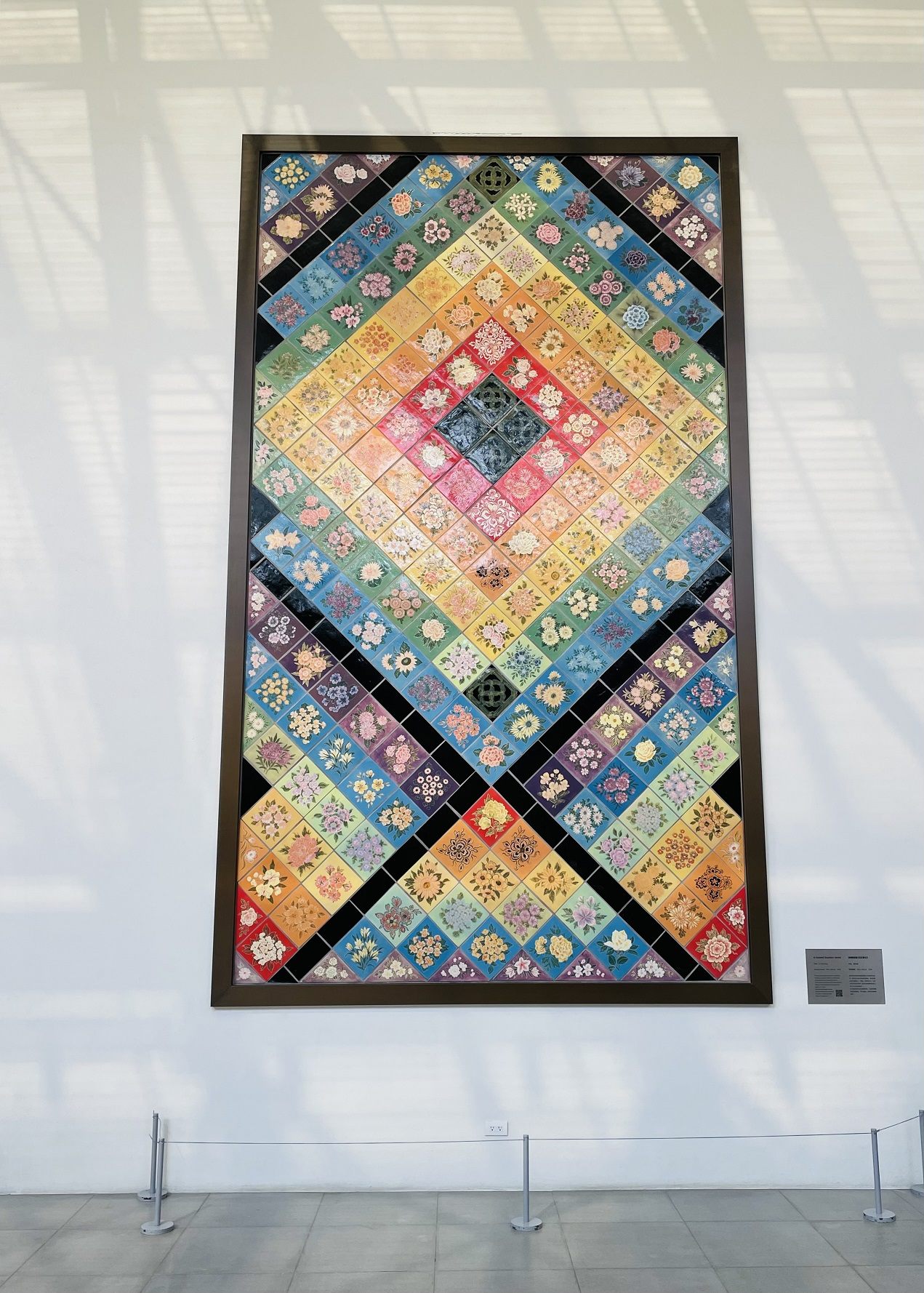 蘇世雄氏による巨大な陶壁画のモダンアート「絢爛南國 虹彩夢幻」