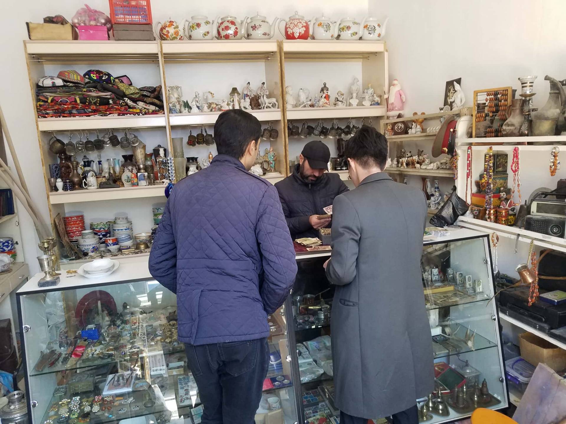 ダルニーラーゲリバザール アンティーク雑貨売り場