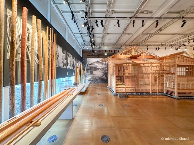パリ日本文化会館で木と日本建築に焦点を当てた特別展「工匠たちの技と心 ―日本の伝統木造建築を探る」が開催中