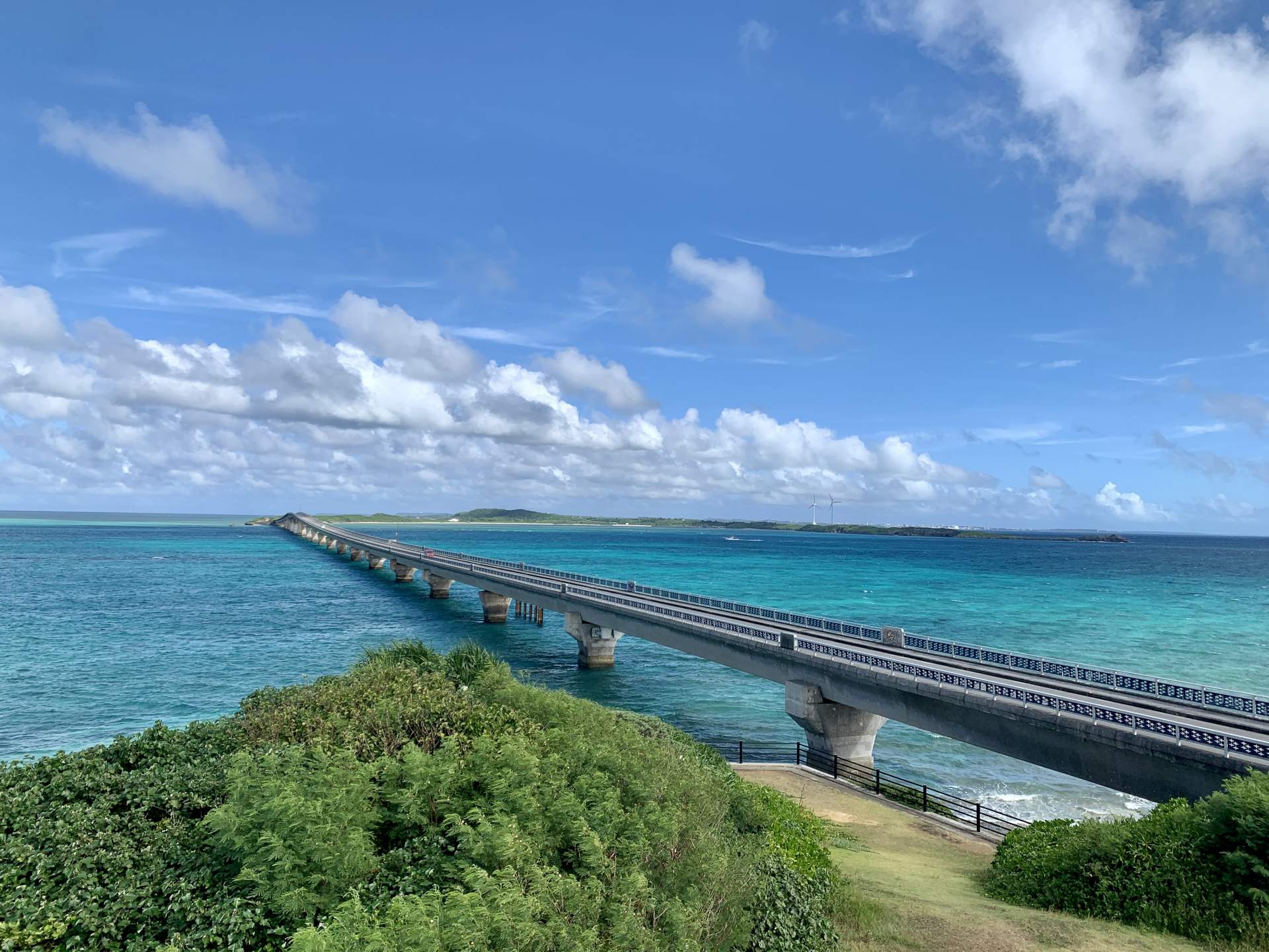 海の青さと空の青さが競い合う