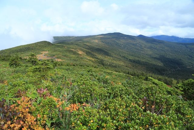 西吾妻山のピークを後にし、中大巓を巻いて藤十郎へと向かいます。