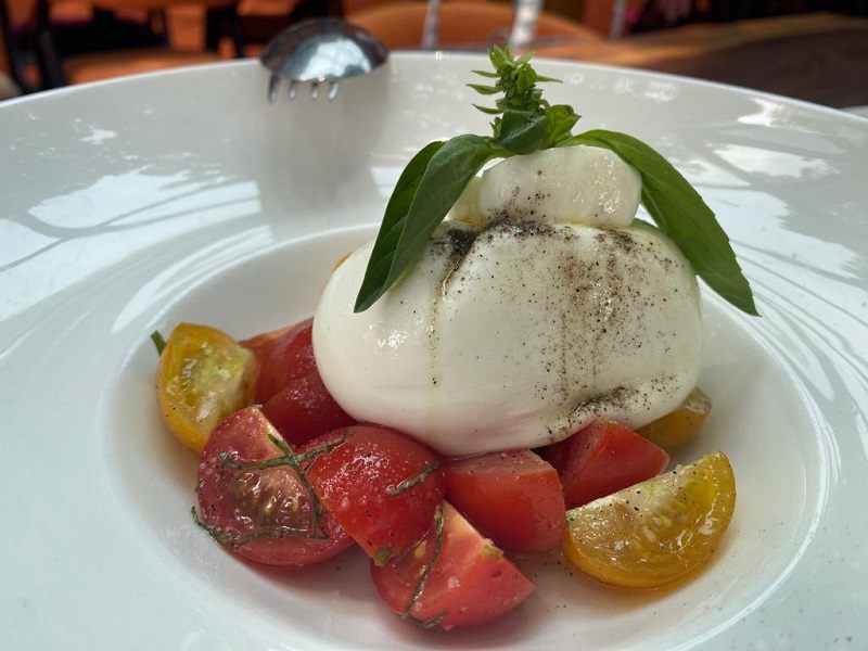 Burrata Con Insalata Di Pomodorini E Basilico
トマトが甘くてさっぱり。とっても美味しかったです！！！