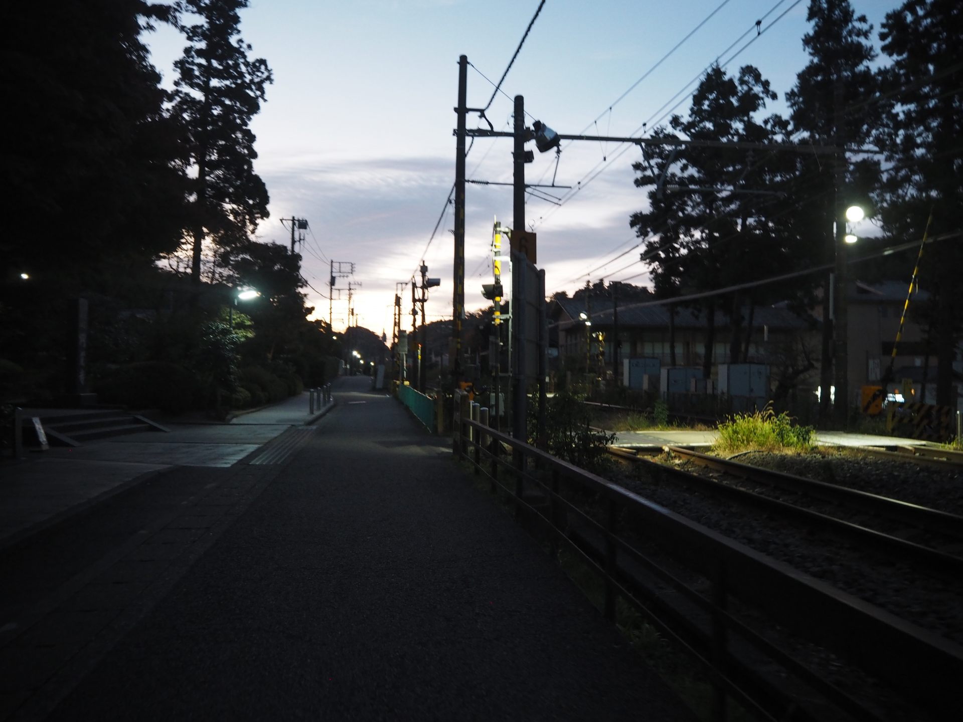 夜の景色が残る線路沿いと朝焼けが広がる円覚寺前