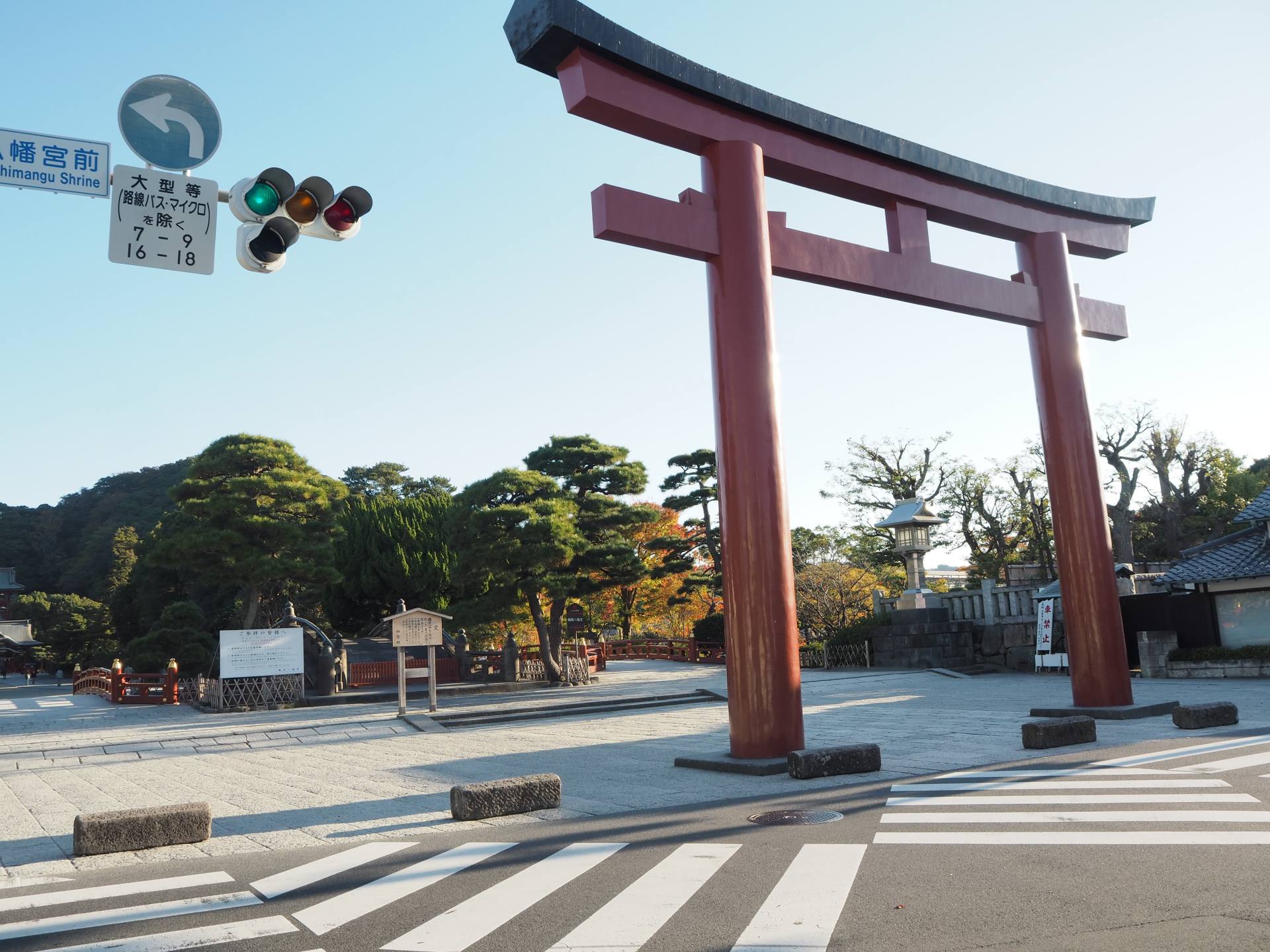 観光名所の鶴岡八幡宮前も早朝は人がいません