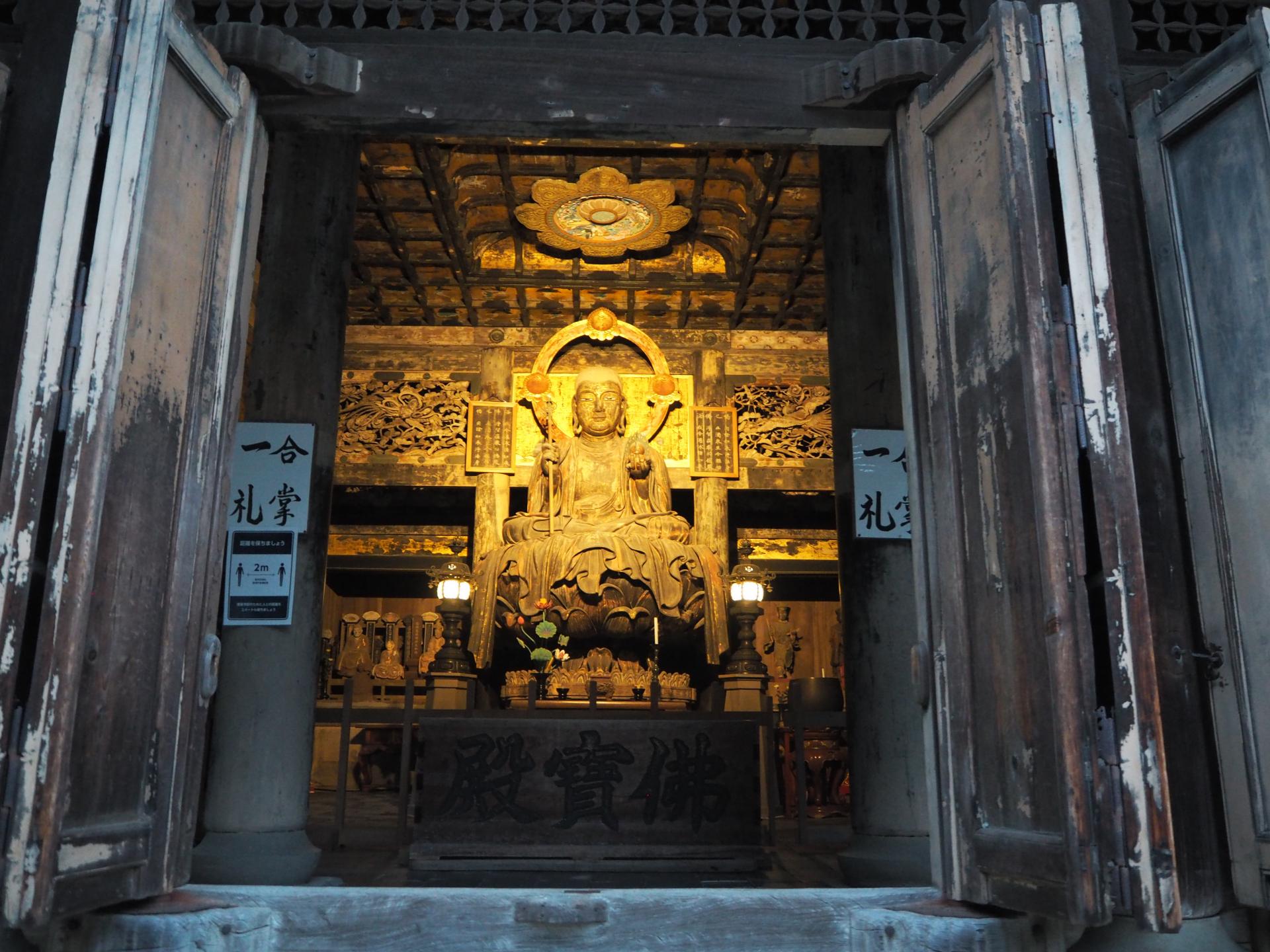 建長寺には仏殿、梵鐘、総門や三門などの見どころが多い。時間に余裕をもって訪れて！