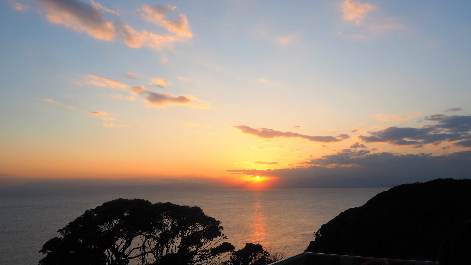 江ノ島の頂上から見た夕日