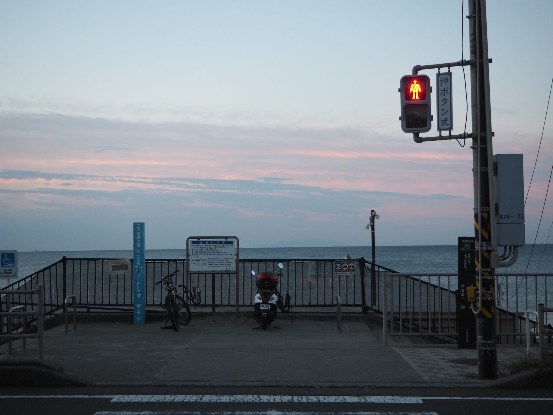 日の出前の由比ヶ浜