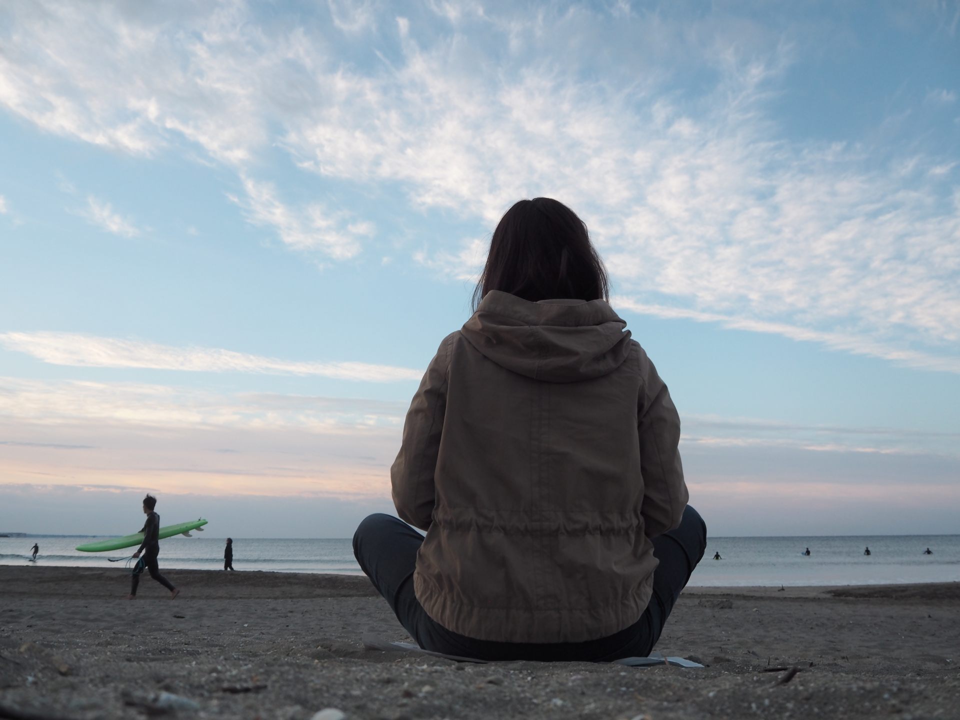 朝から人の多い浜辺で座禅を復習