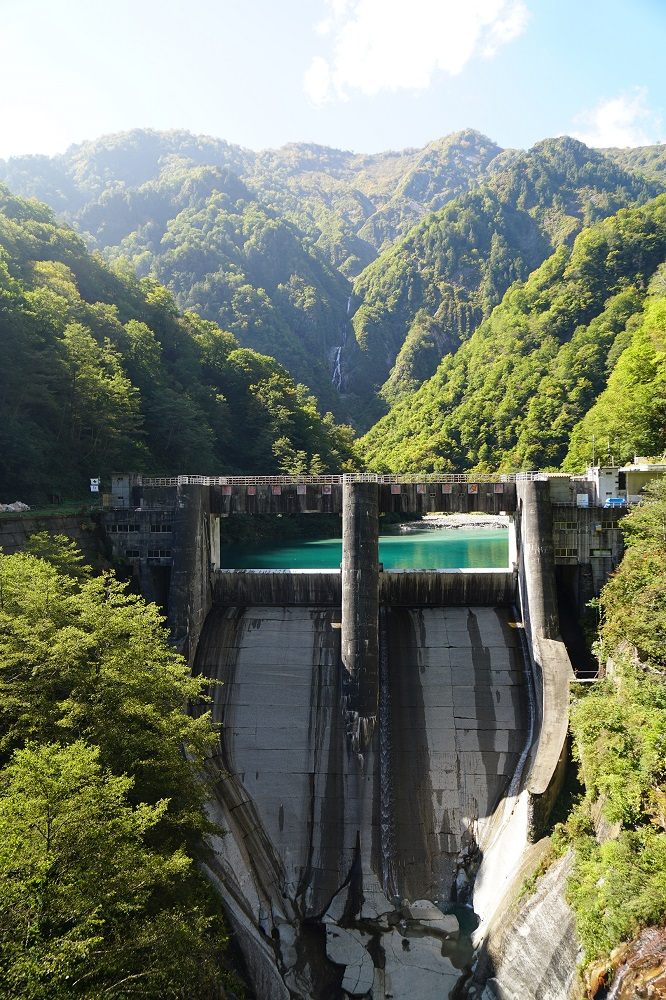 高熱隧道を超えると、機関車は山を抜け、仙人ダムのある仙人谷へ到着します
