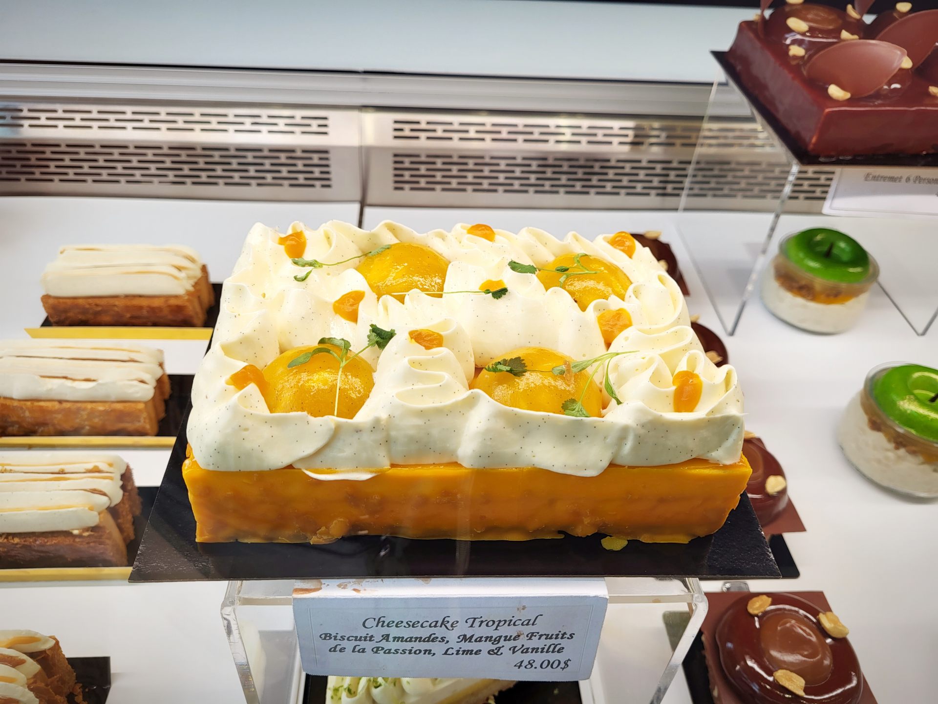 季節のフルーツをつかったケーキ