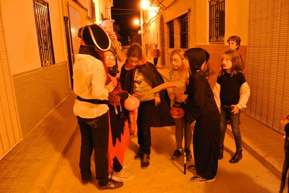 ハロウィンの夜に仮装して歩く小学生たち