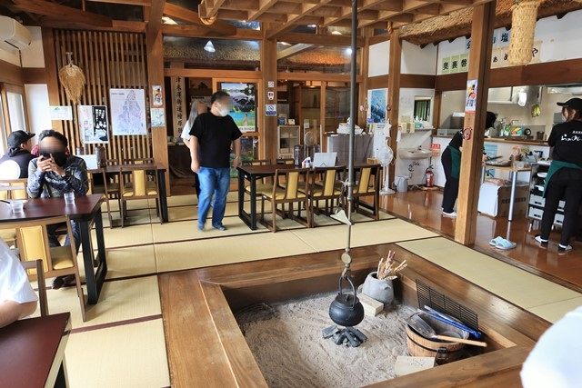 囲炉裏や屋根裏の造り等々、建物自体の見どころもあります。