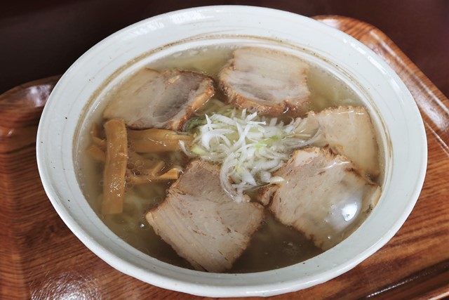 （会津山塩ラーメン）
温泉水を煮詰めて造られる[会津山塩](https://aizu-yamajio.com/)が織りなす至極の一杯ここにあり✨