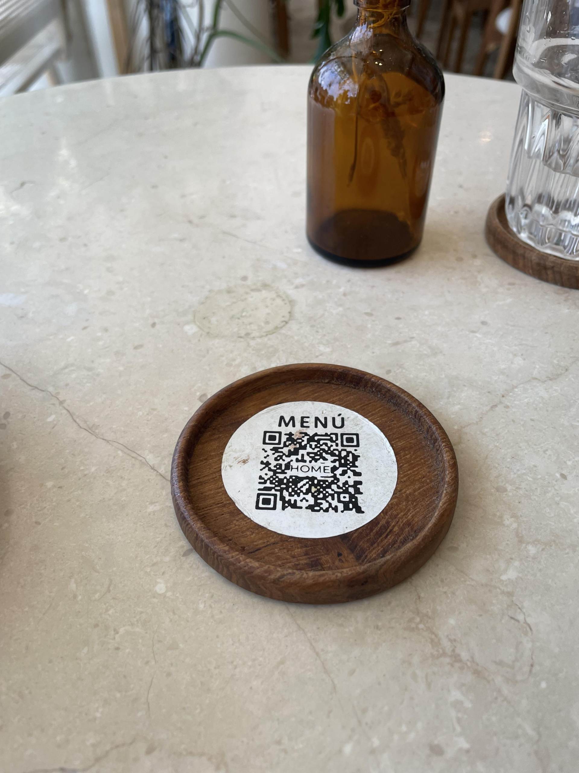 バリ島の常識。中規模以上のカフェでは、メニューQRコードが、ますます主流になっています。