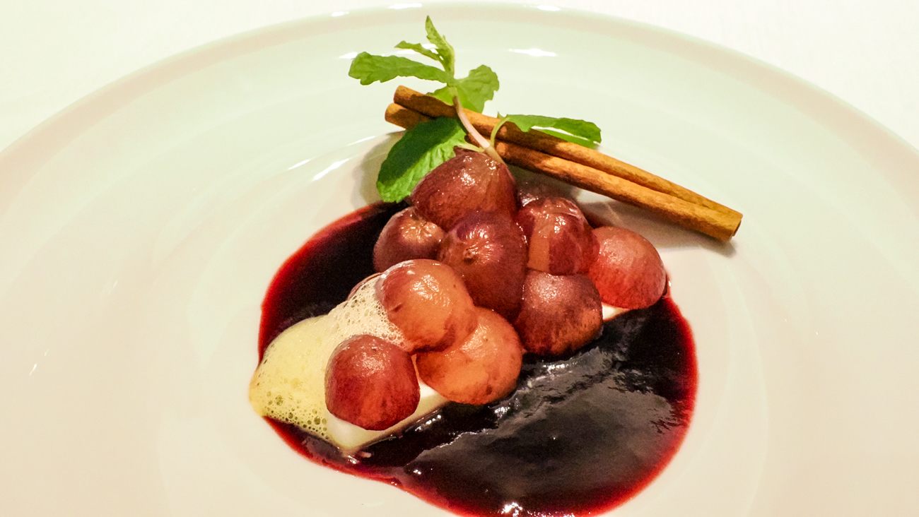 Grapes and Panna Cotta with red wine sauce