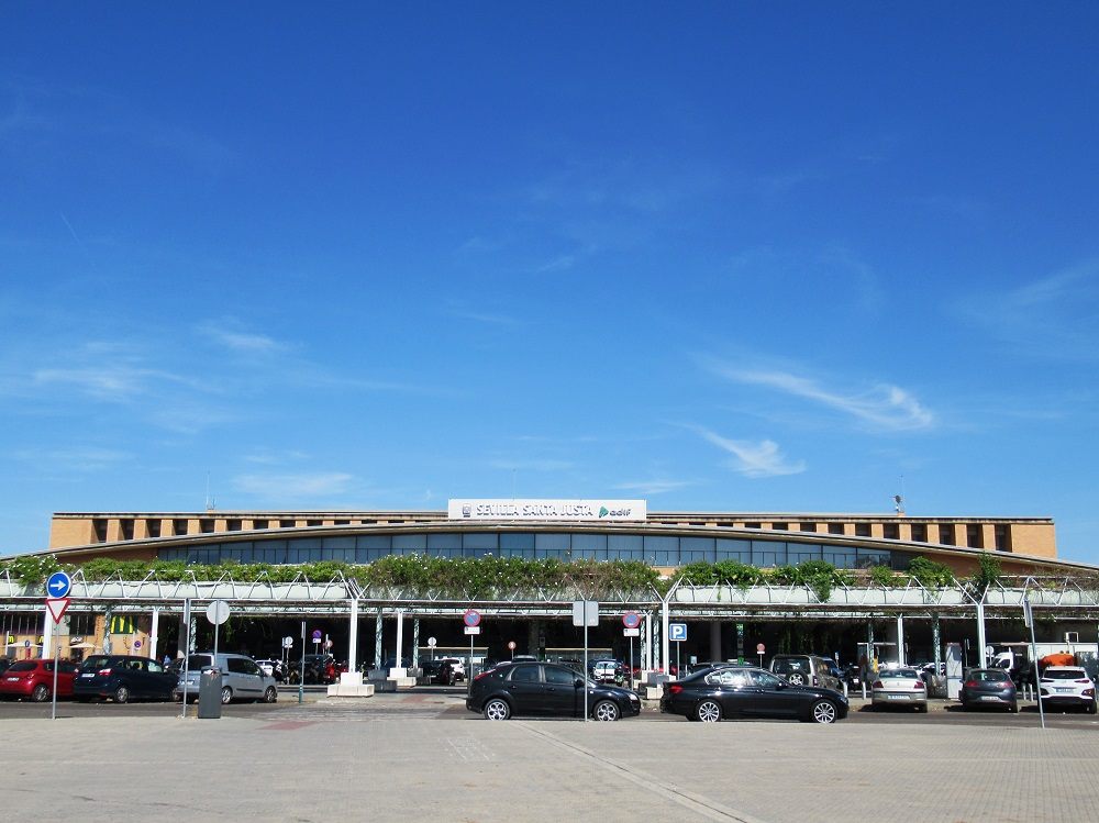 バス停もレンタカー店も近くにある「サンタ・フスタ駅」