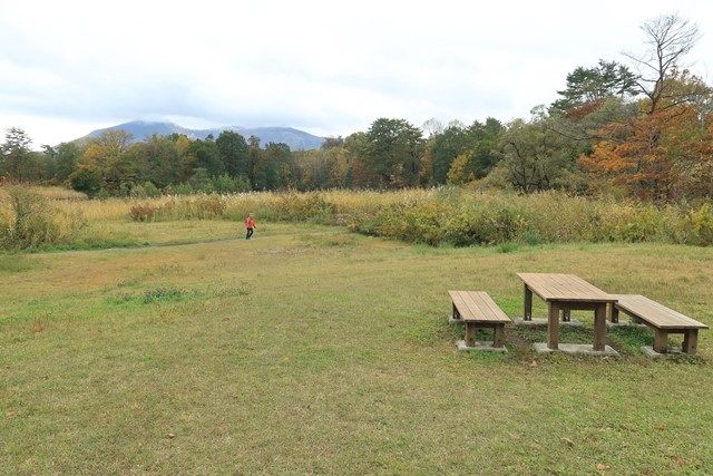 桧原湖南部の東岸にある桧原湖畔探勝路を歩いて来ました。
湖岸沿いに続く片道約4kmの遊歩道で、裏磐梯唯一の吊橋があります。
今回は、裏磐梯サイトステーションを起点に探勝路を往復します。
（サイトステーション前より望む磐梯山）