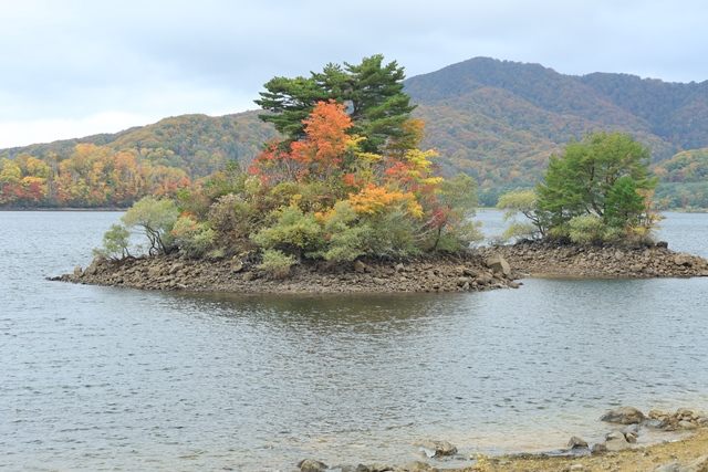 桧原湖らしい小島が沢山みられます。