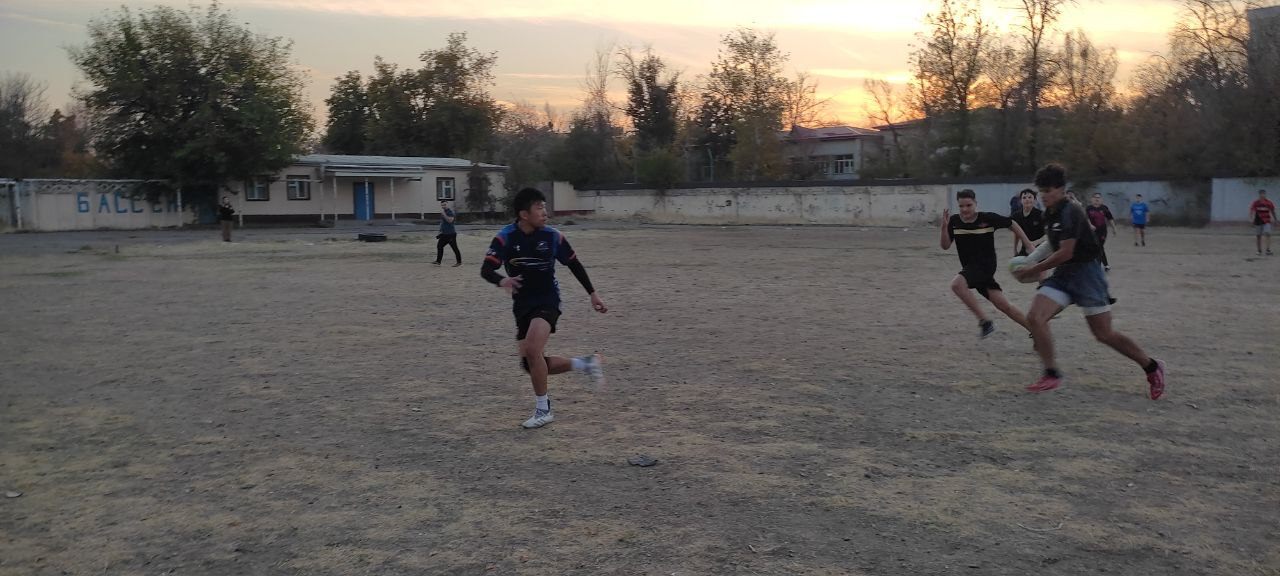 ウズベキスタンの大地ではつらつとプレーするルスタムさん