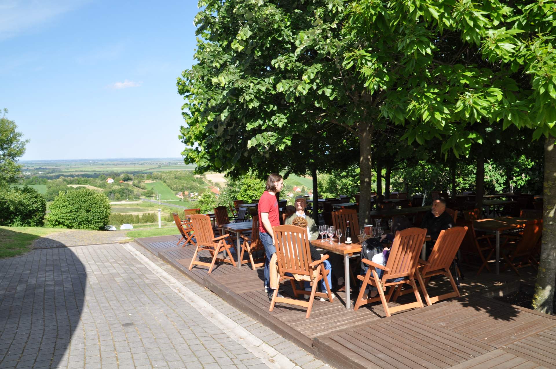 屋外でワインの試飲を楽しむこともできる　🄫駐日ハンガリー大使館観光室