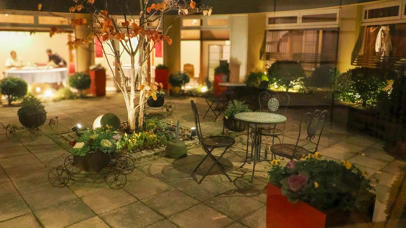 Patio garden style of the space at the center of ICHIE