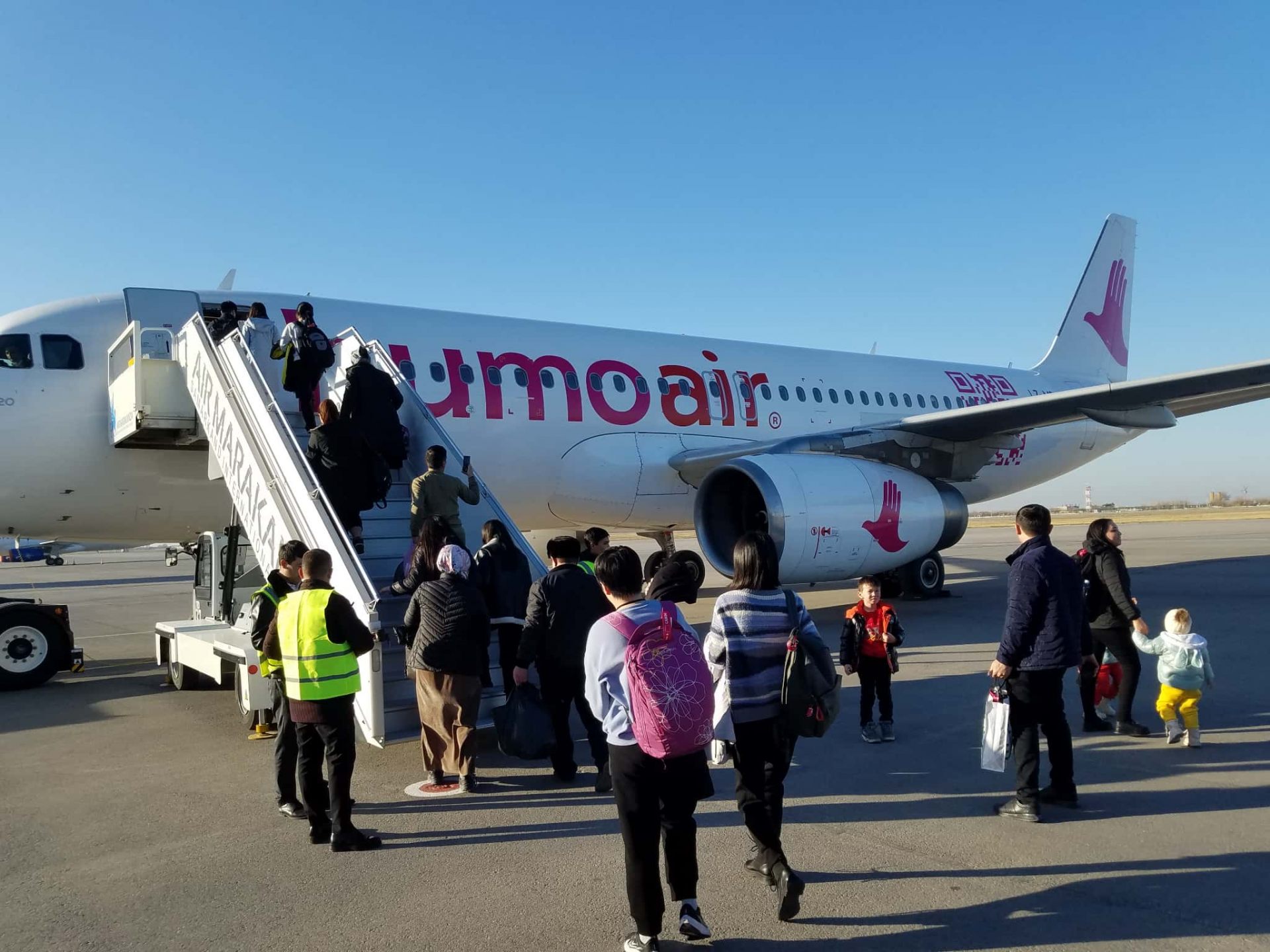 サマルカンド空港　フモエアー機体