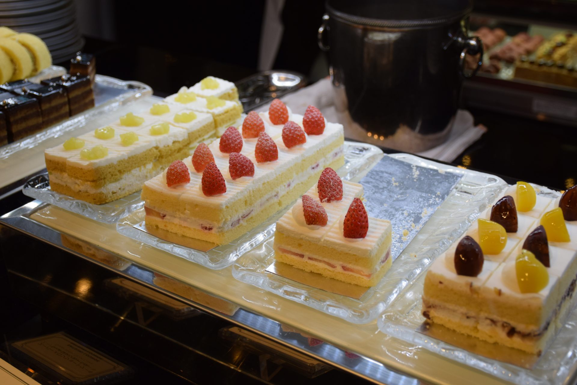 左から、スーパーメロンショートケーキ、ストロベリーショートケーキ、マロンショートケーキ