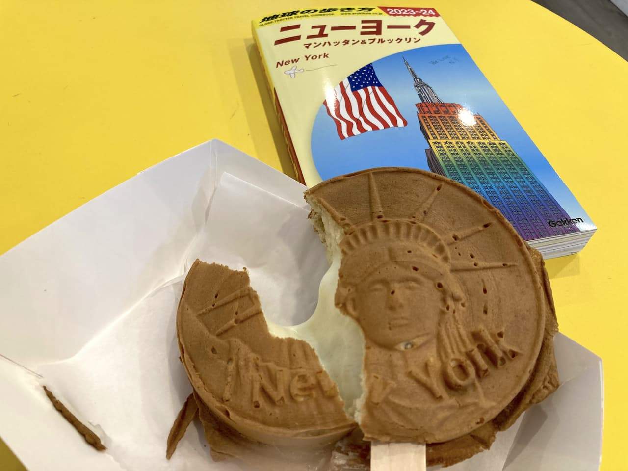 筆者はチーズをチョイス。他にあんことチョコがあり、オーダーごとに焼いてくれるので、アツアツが食べられます。