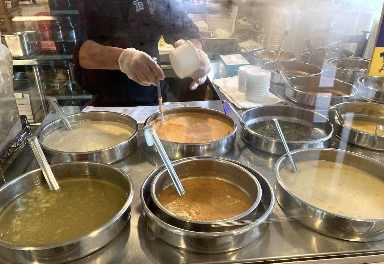 開店直後に訪れたので、できたてのスープが並んでいた