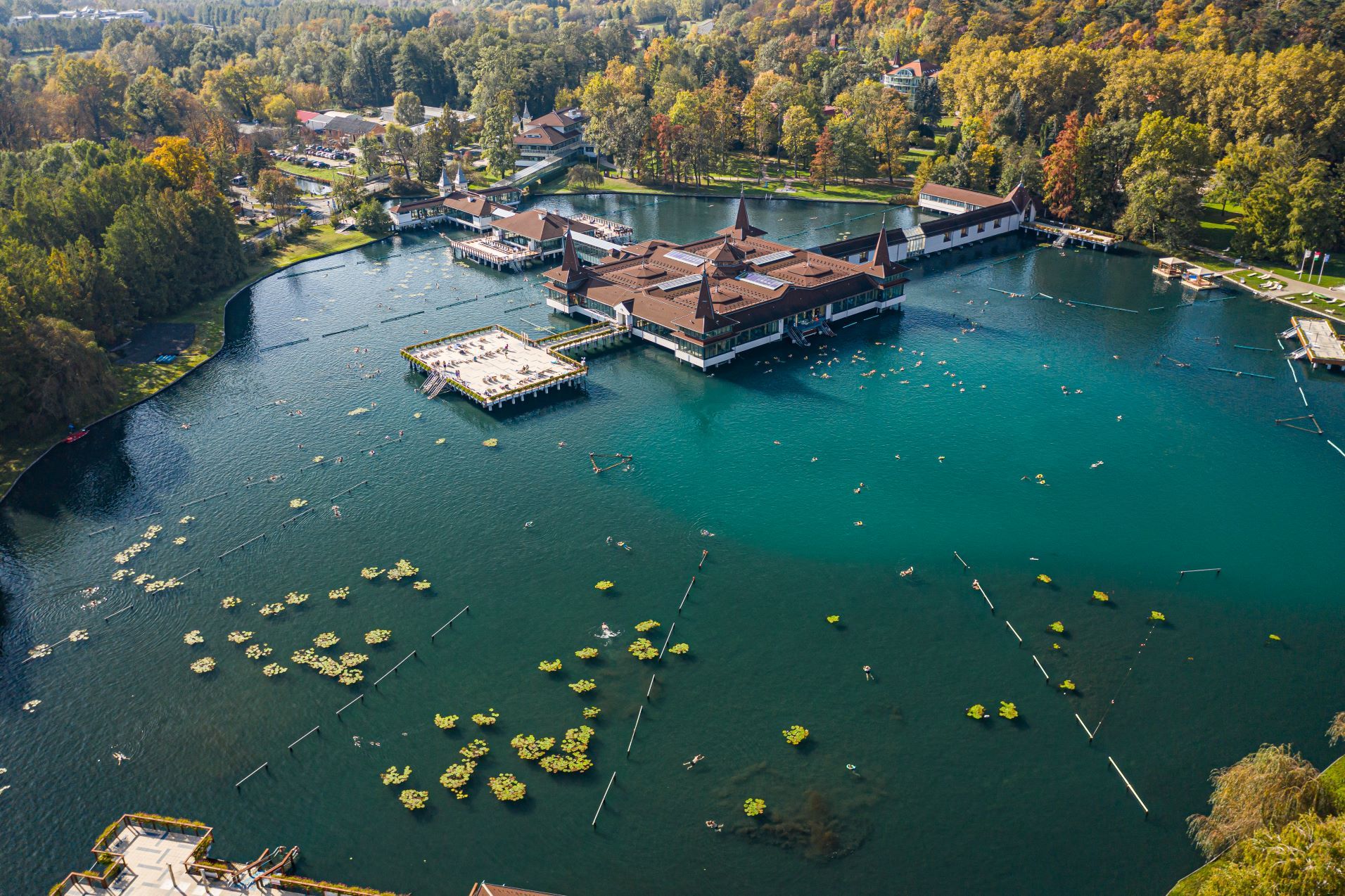 湖の中心、源泉が湧き出る上に建物が立っている　©ハンガリー観光庁