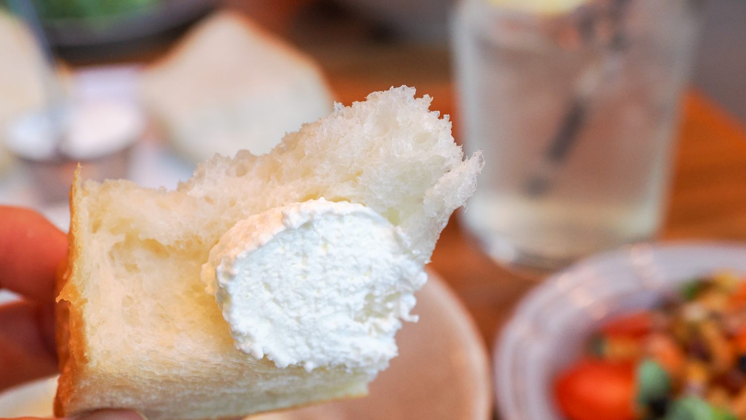 "One Hundred JUNNAMA" bread with original whipped butter