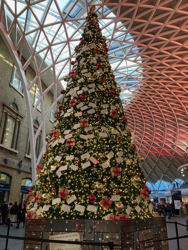 2023年キングズクロス駅のクリスマスツリー