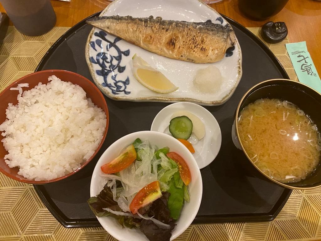 鯖塩定食セット　IDR109000（1100円ぐらい）
こちらはかなりおすすめです、鯖の身がふっくらと焼けてました