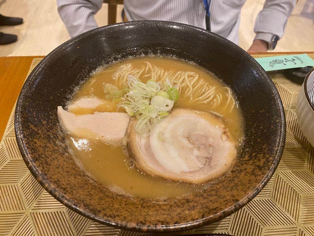 同僚が食べていた、豚骨ラーメン（セットもあります）
ラーメンのみIDR 98000（980円ぐらい）
ストレートの麺で美味しそうでした！