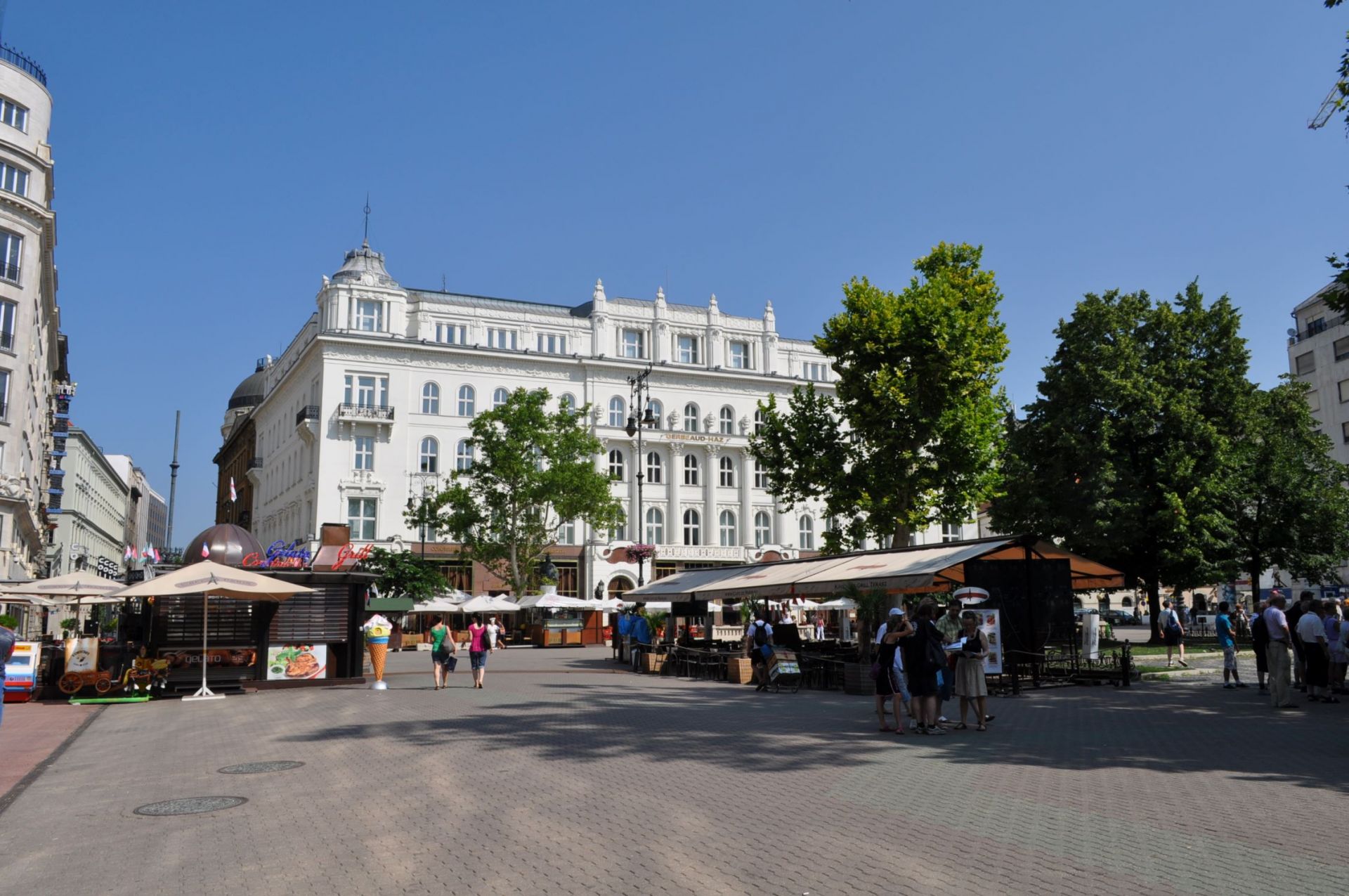 歩行者天国で人気のヴァーツィ通り。広場に面してブダペストを代表する老舗カフェ「Gerbeaud」がある　
🄫駐日ハンガリー大使館観光室