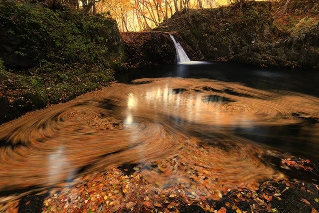 初夏や雨上がり等時は、川幅全体に広がって流れ落ちる様子を見ることができます。