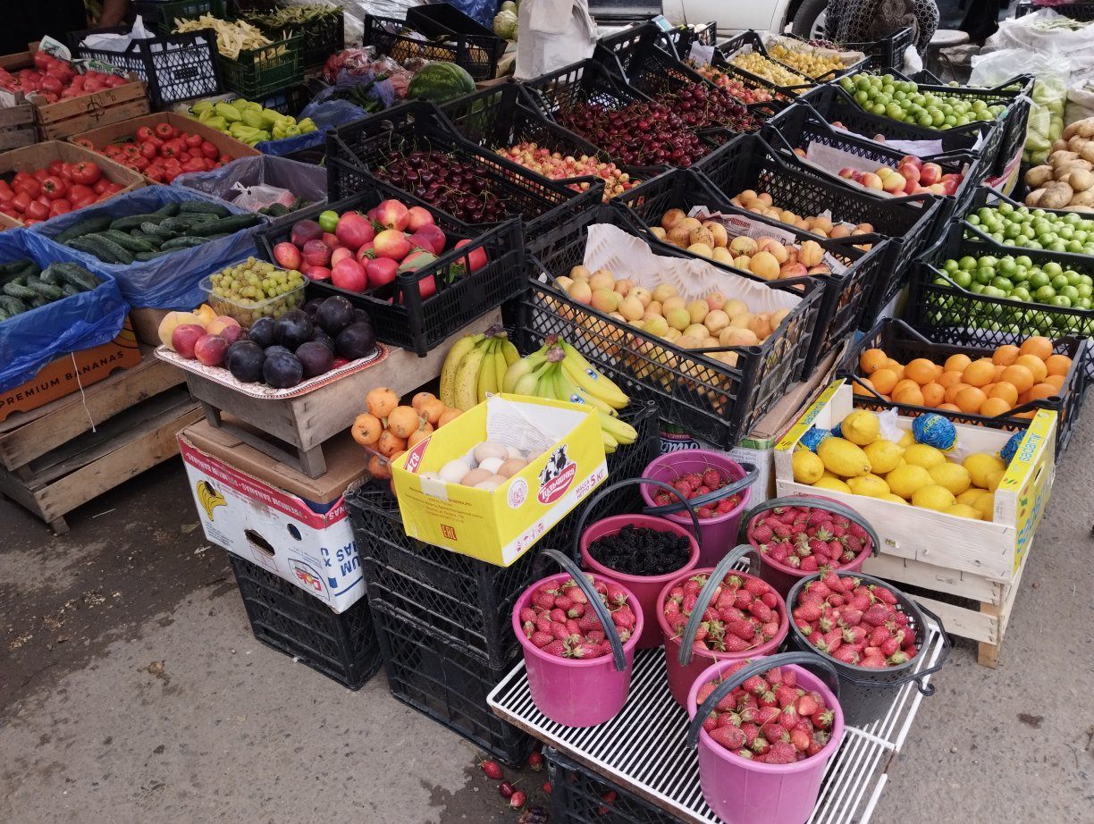 市場に並ぶ果物