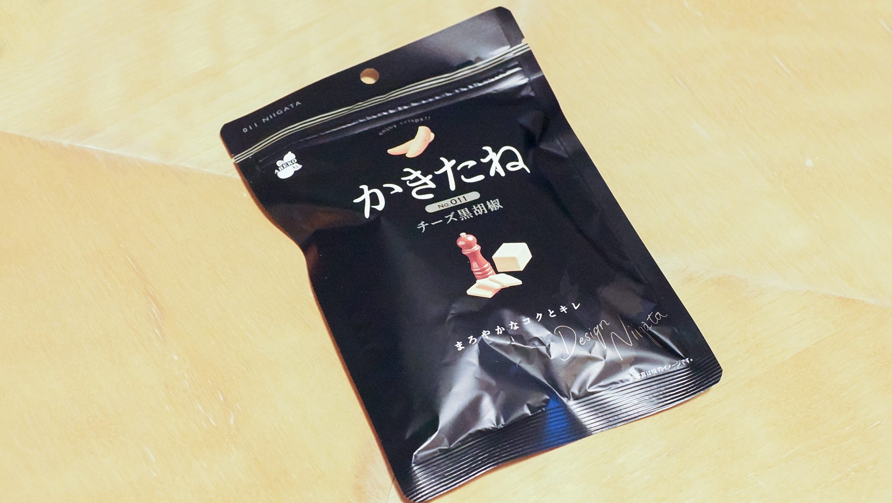 Cheese and pepper flavored version of the classic Niigata souvenir "Kakitane", that is spicy rice crackeers