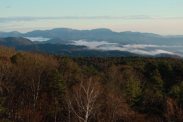 北側に目を向けると、半田山の手前にも朝らしい景色が広がっていました。