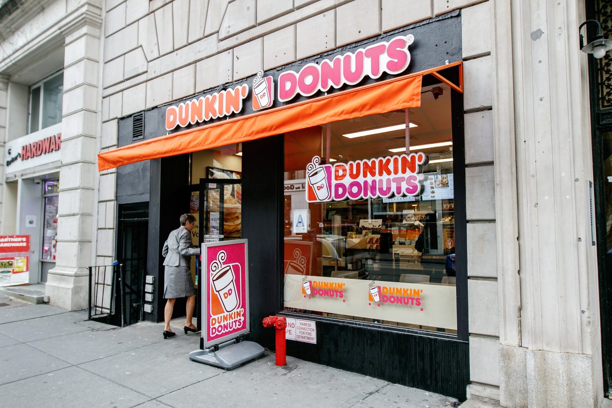 ニューヨーク市内中にあるチェーン店「ダンキン・ドーナッツ」では、手頃な値段でドーナッツやコーヒーが買える