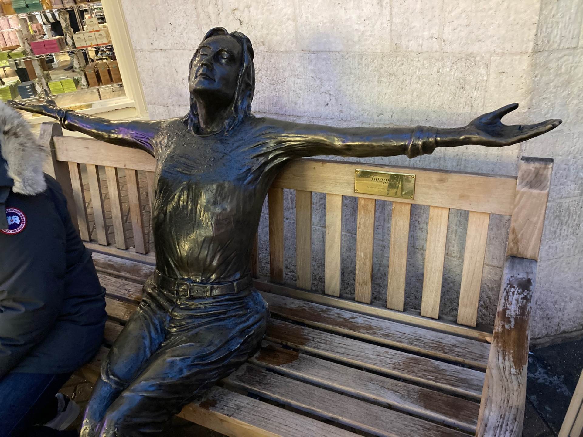 ジョン・レノン像の両脇に座れるベンチ