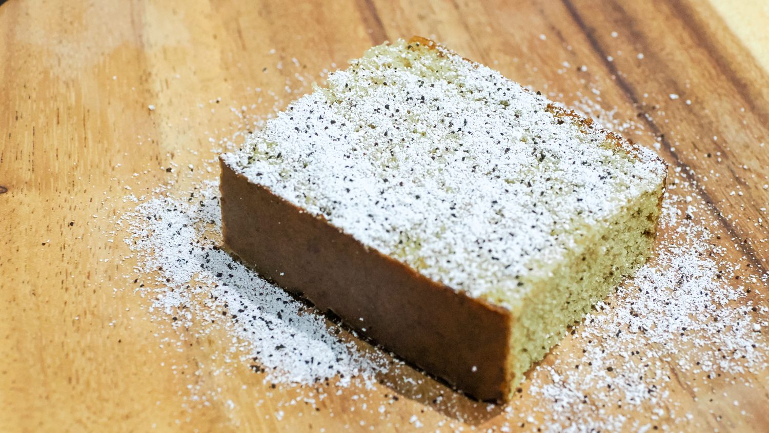 "Yuki furu Kasutera (sponge cake)" with matured coffee beans in the fridge of snow at Niigata