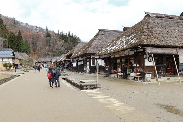下郷町にある[大内宿](https://ouchi-juku.com/)へ行って来ました。
江戸時代の宿場町で、茅葺屋根の建物が立ち並ぶ県内屈指の観光スポットです。
著名人の来訪も多く、一年を通して安定した人気があります。